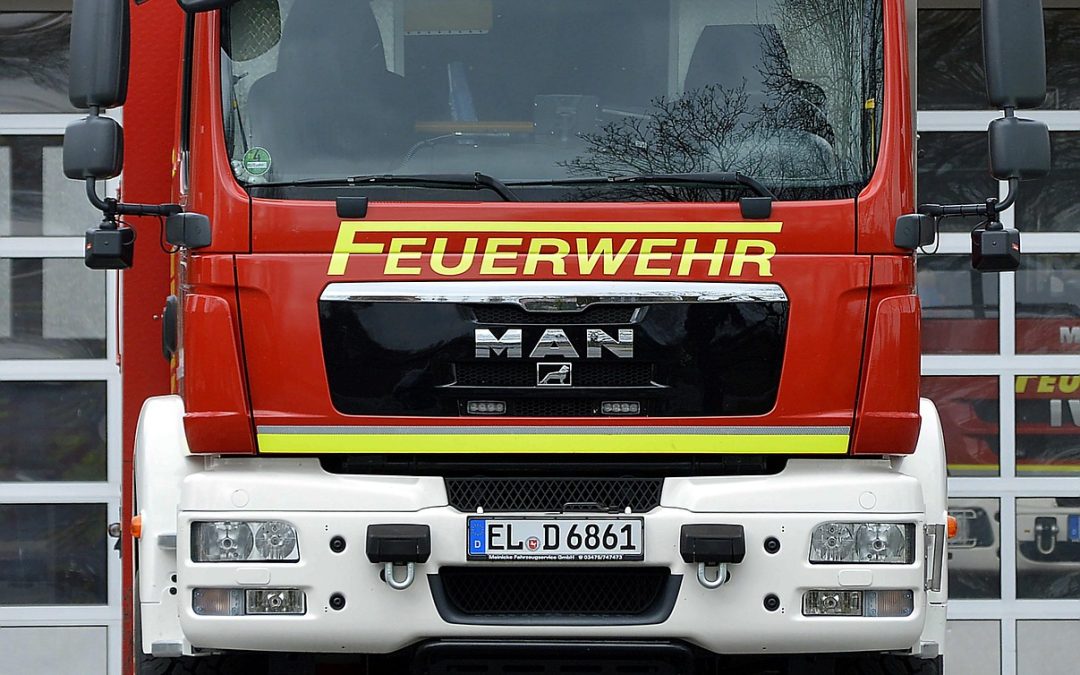 Dinas Damkar Kabupaten Semarang Bersihkan Material Longsor Di Gedung DPRD